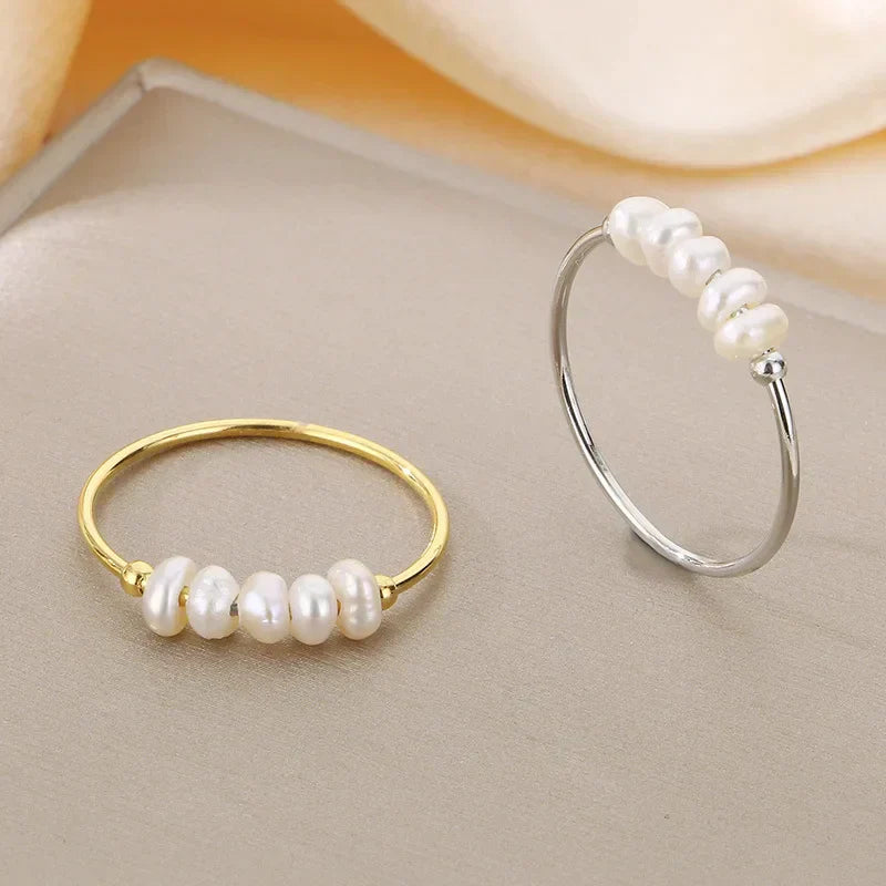 Rosalie – Zlaté kapkové náušnice s perlou.