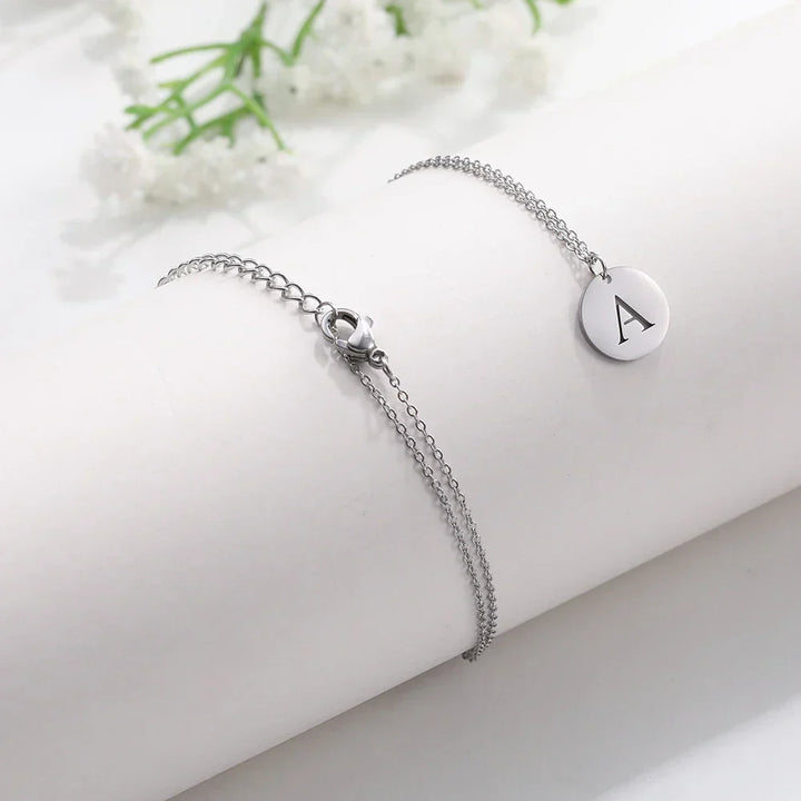 Elegantní zlatý přívěsek na náhrdelníku