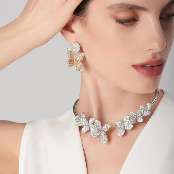 Elegantní křišťálový náhrdelník s květinovým motivem