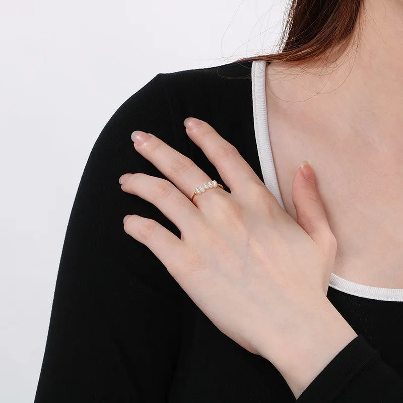 Rosalie – Zlaté kapkové náušnice s perlou.