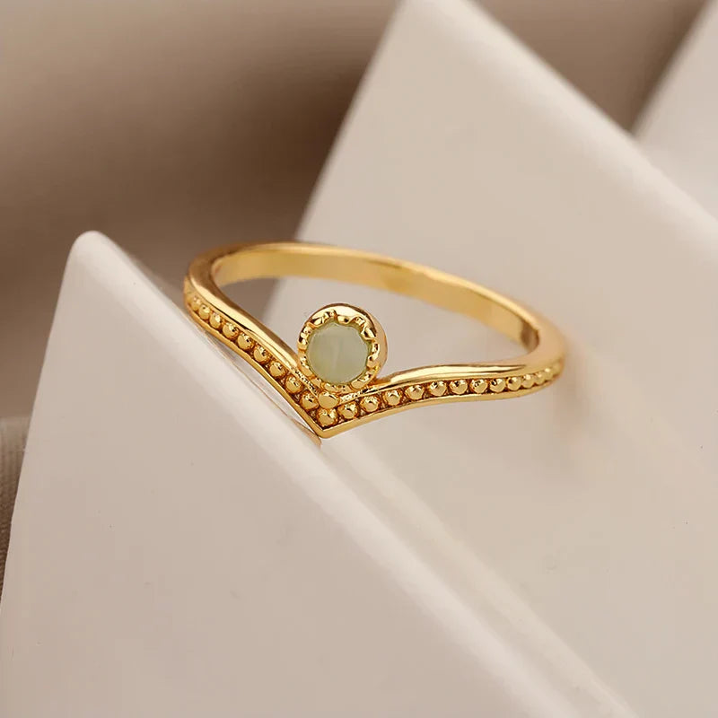 Elegantní zlatý prsten s opálem ve tvaru kapky