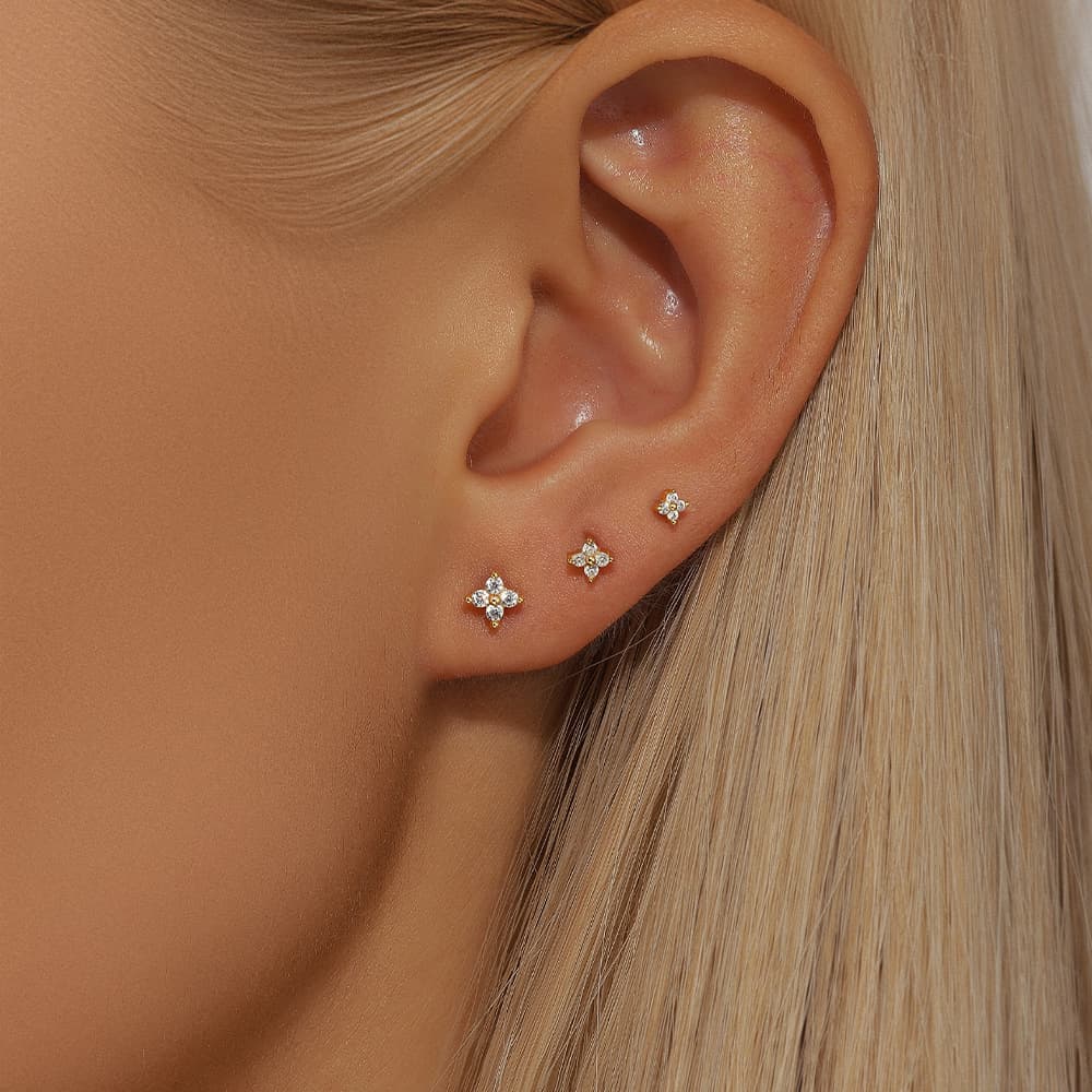 Tereza – Jemné zlaté kruhy s třpytivým akcentem.