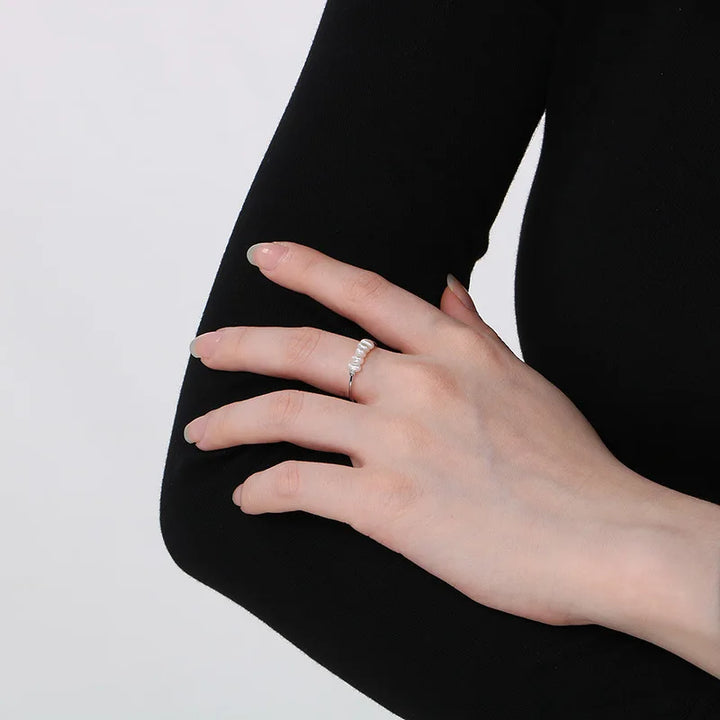 Rosalie – Zlaté kapkové náušnice s perlou.