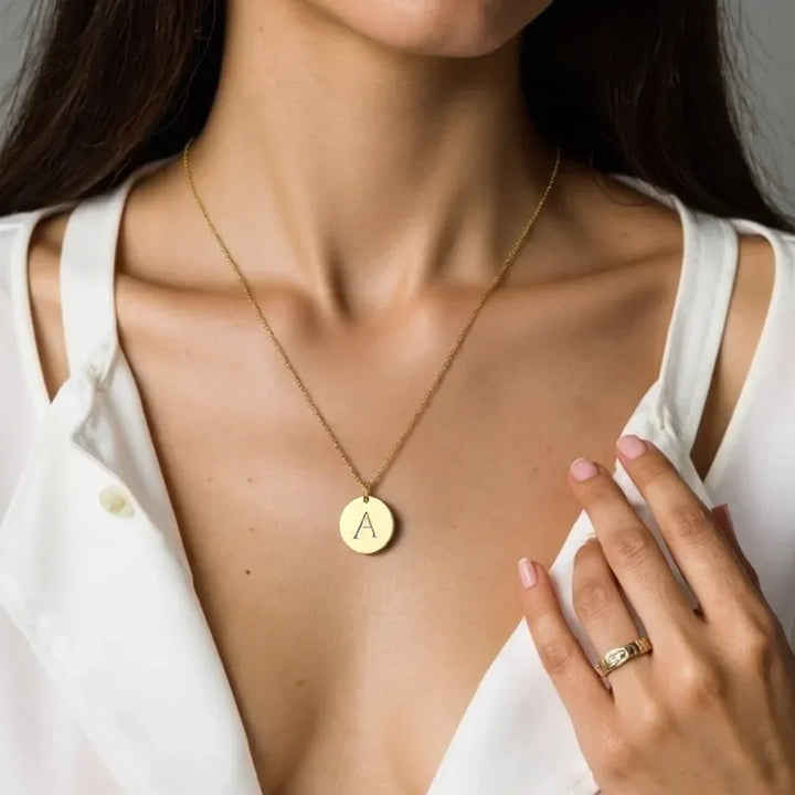 Elegantní zlatý přívěsek na náhrdelníku