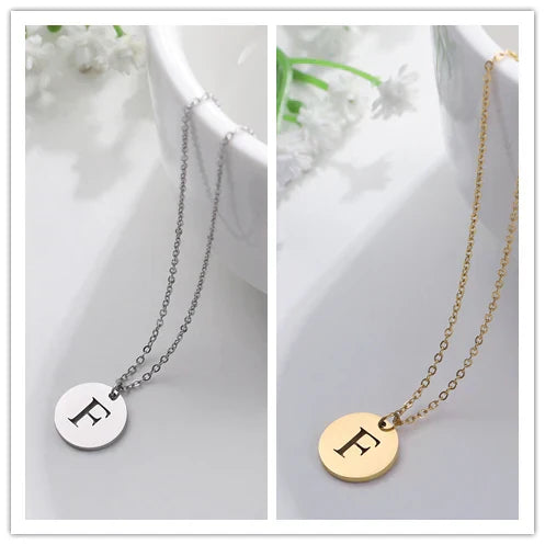 Elegantní zlatý přívěsek na náhrdelníku