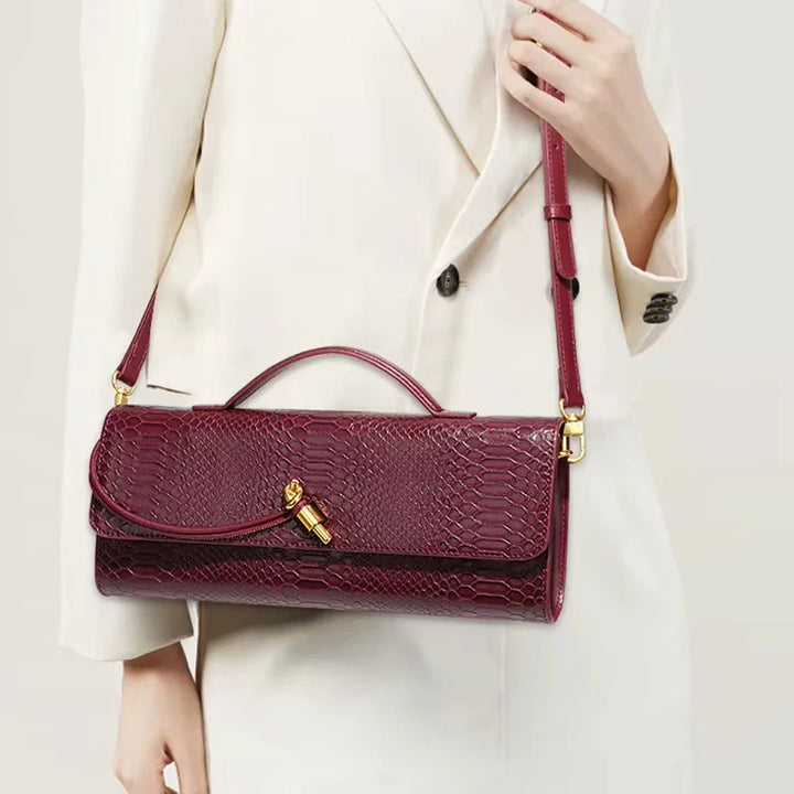 Sammi Kabelka s hadím potiskem