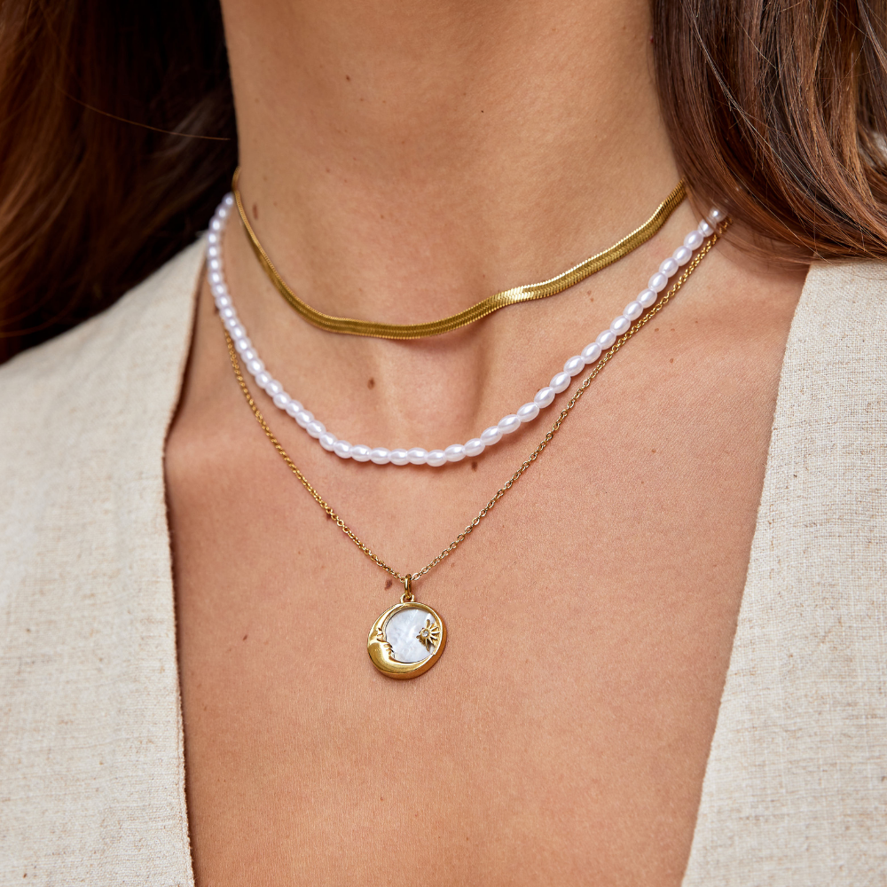 Elisa-Marie – Jemně zakřivený zlatý náhrdelník.