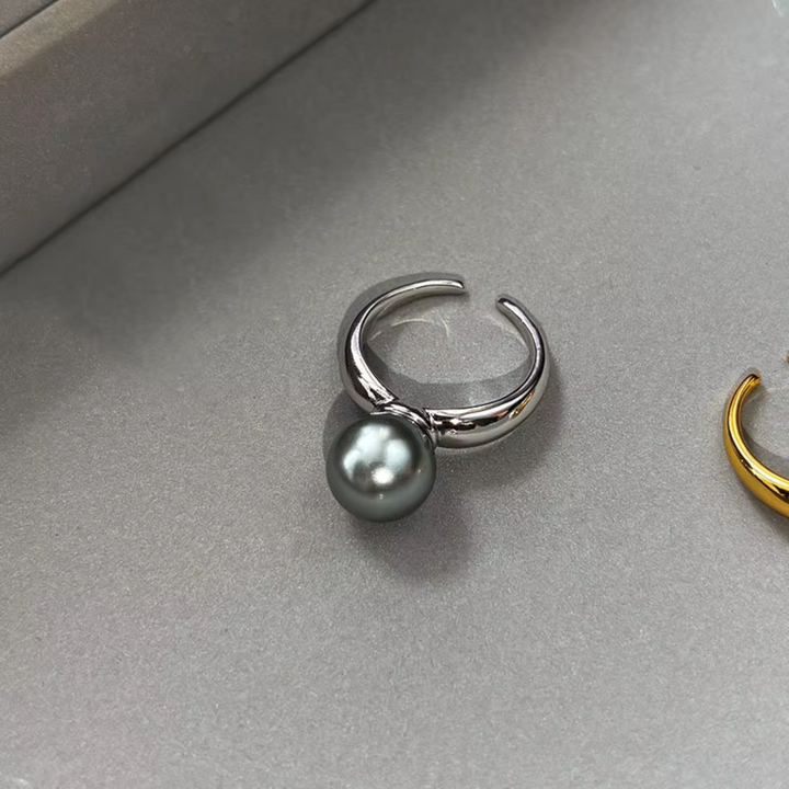 Ida – Zlacený prsten s hladkým povrchem a perlovým akcentem.