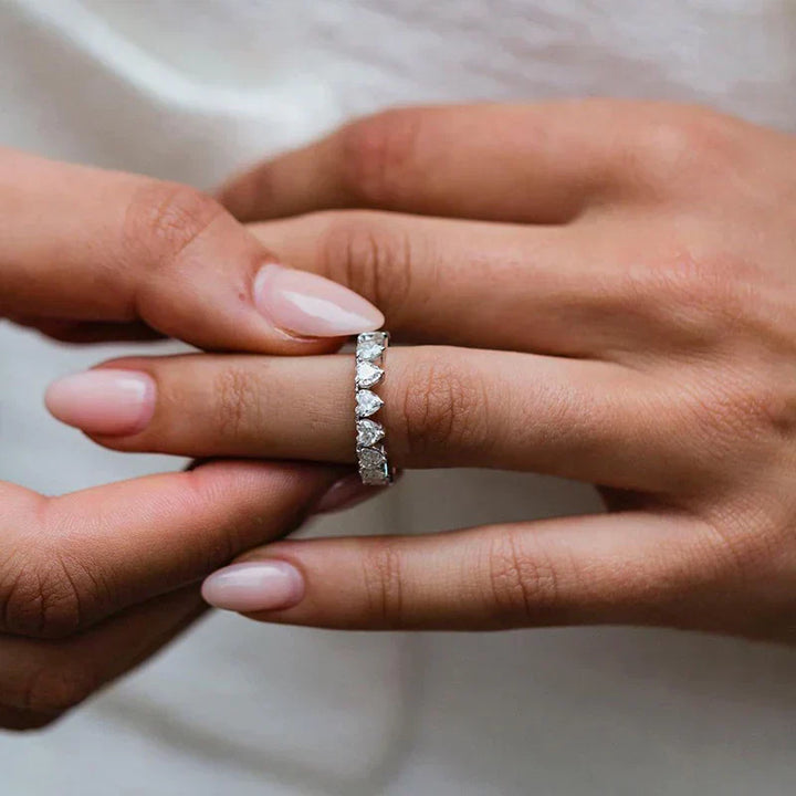 Fiona – Diamantový prsten s jemným lesklým okrajem.