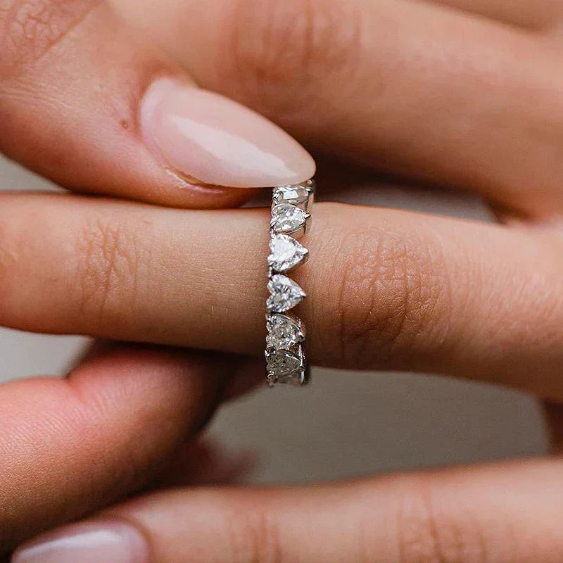 Fiona – Diamantový prsten s jemným lesklým okrajem.