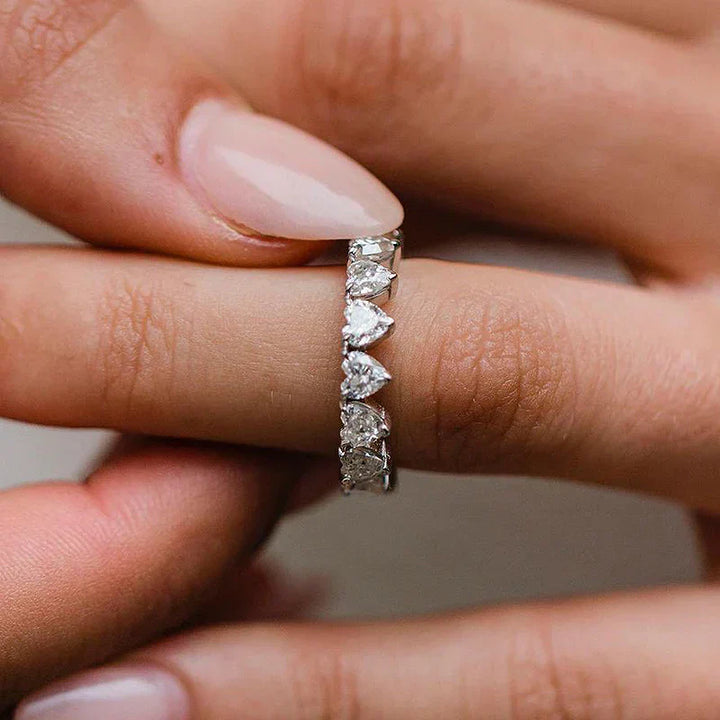 Fiona – Diamantový prsten s jemným lesklým okrajem.