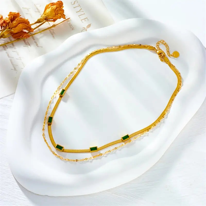 Annelie – Náhrdelník se smaragdem a zlatými akcenty.