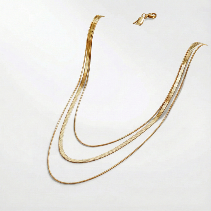 Antonie – Vícevrstvý zlatý náhrdelník s jasnou strukturou.