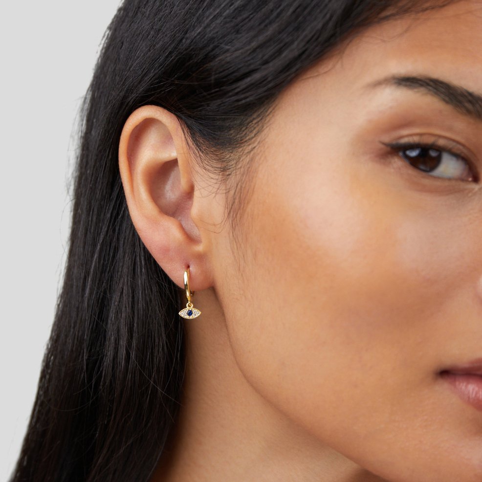 Luana – Zlaté náušnice s jemnou perlou.