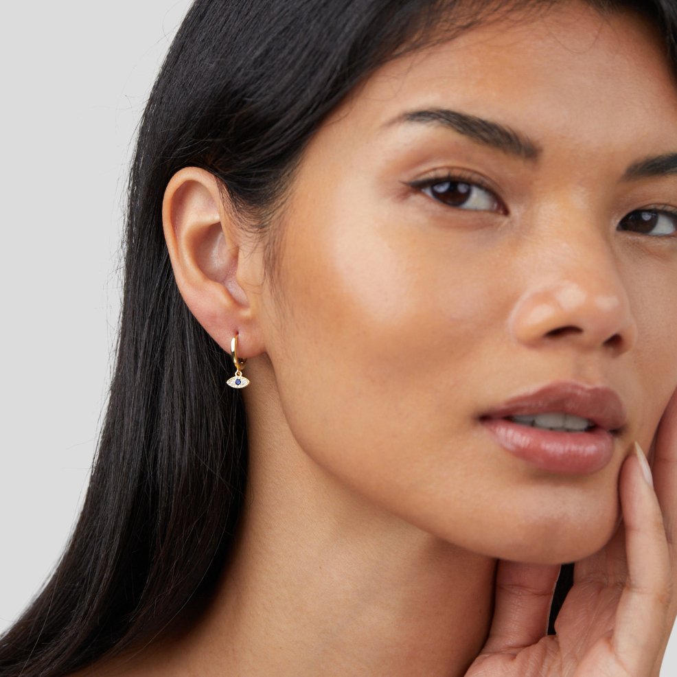 Luana – Zlaté náušnice s jemnou perlou.