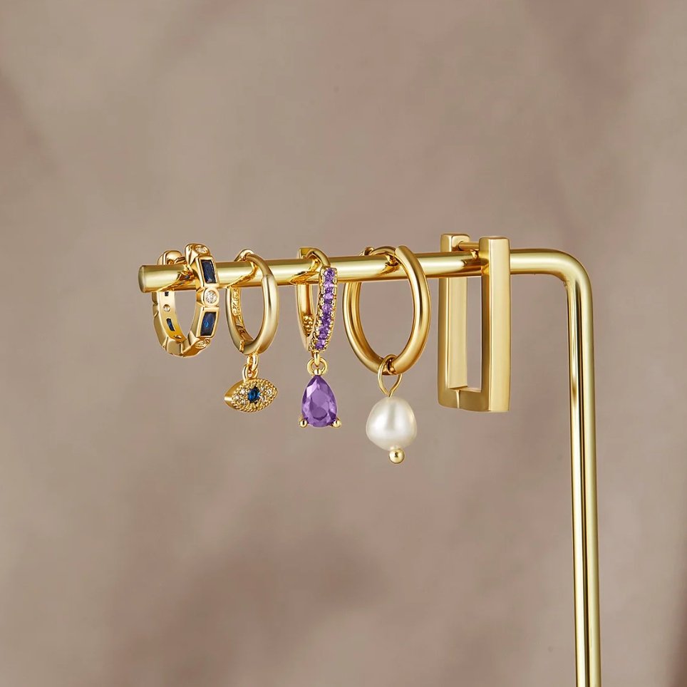 Luana – Zlaté náušnice s jemnou perlou.