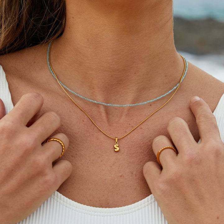 Stylový náhrdelník s bublinkovými písmeny