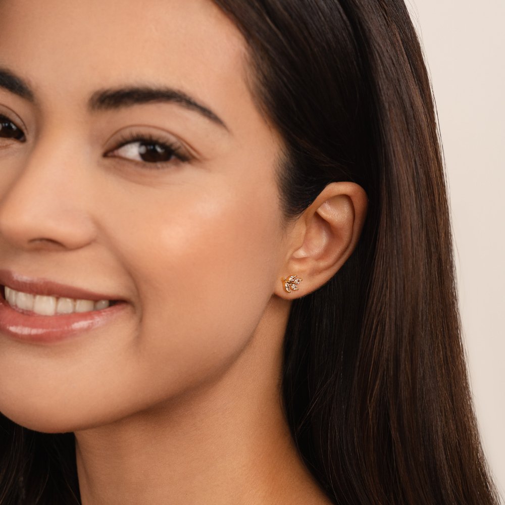 Felicita – Zlaté náušnice s detailem listů.