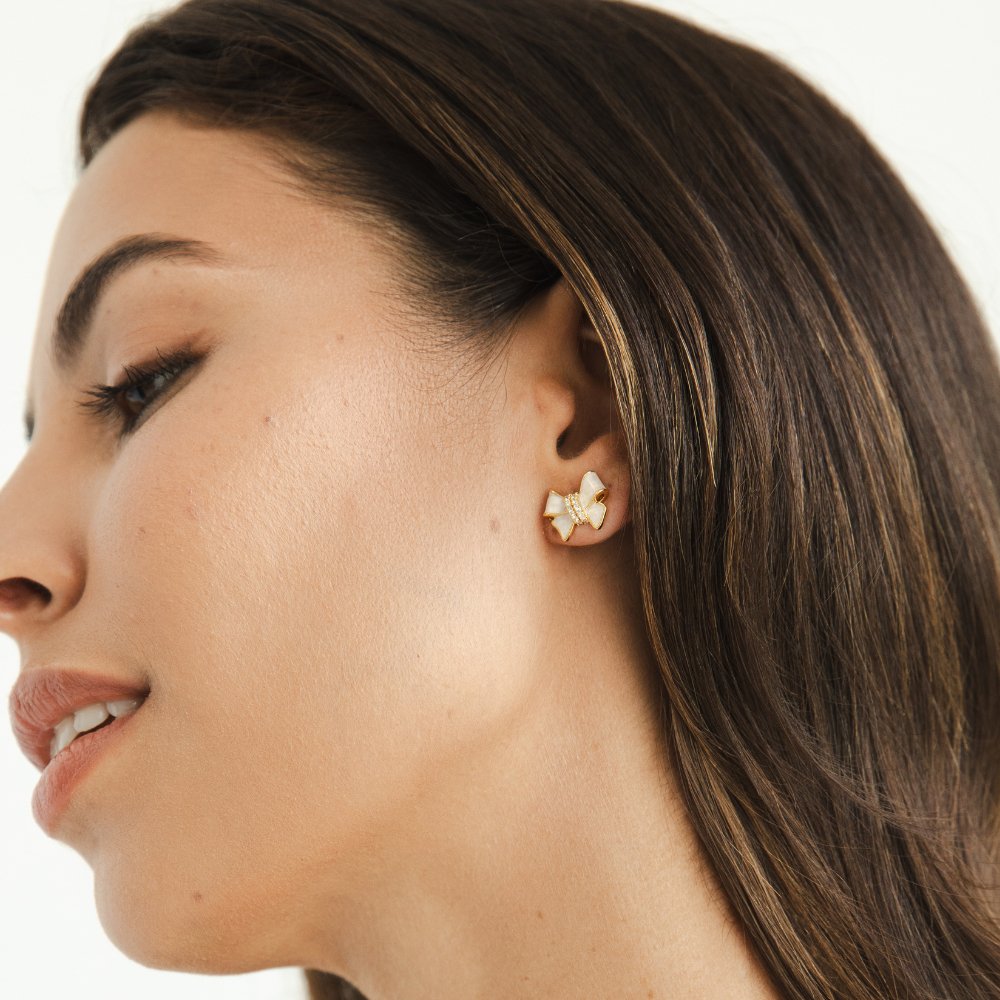 Klára – Zlaté náušnice s květinovým motivem.