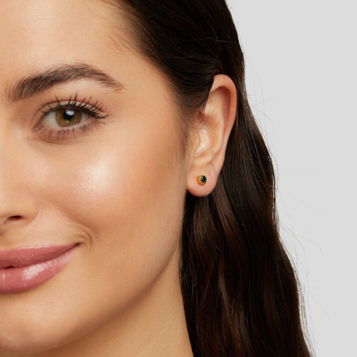 Viktorie – zlaté náušnice se zeleným kamenem.