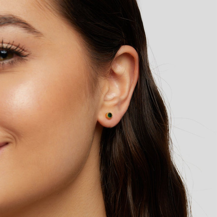 Viktorie – zlaté náušnice se zeleným kamenem.