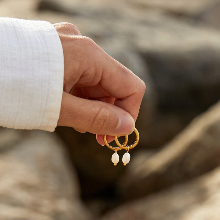 Elisa-Marie – Zlaté náušnice s perlovým přívěskem.