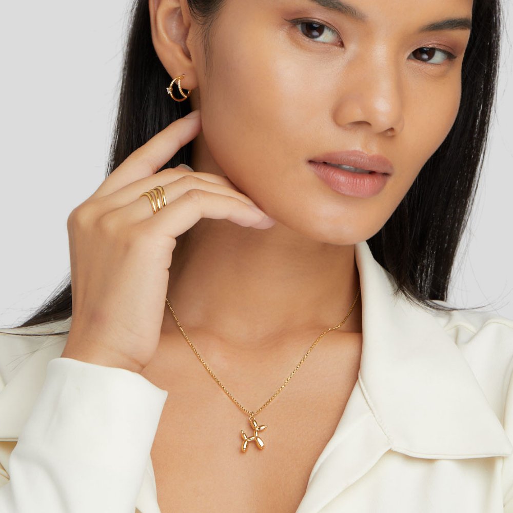 Nora – Jemný náhrdelník s přívěskem motýla.