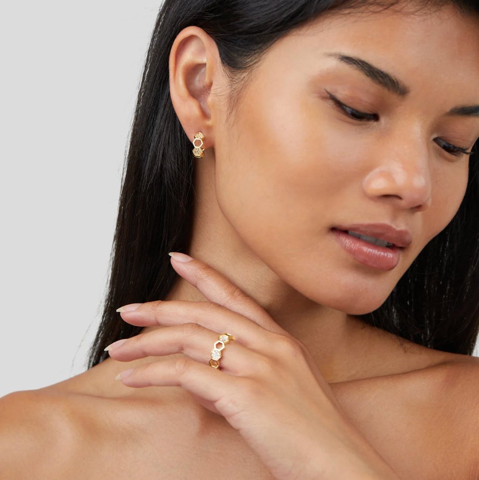 Friedrika – Zlacený prsten s perlovým akcentem.