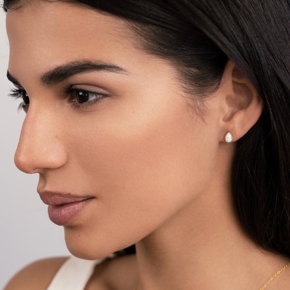 Melina – Malé zlaté kruhy s jemným otvorem.