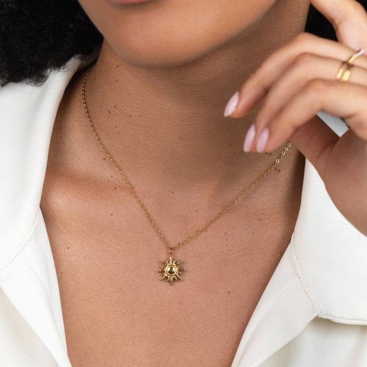 Ronja – Zlatý náhrdelník s květinovým přívěskem.