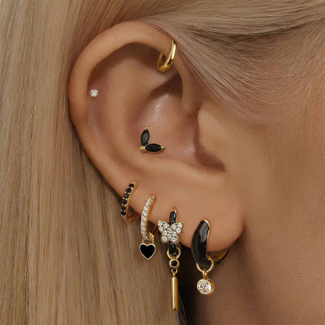 Theresia – Zlaté náušnice s jemným zakřivením.