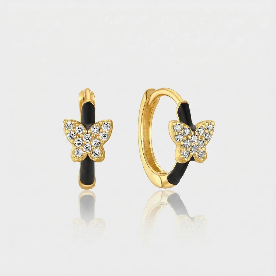 Theresia – Zlaté náušnice s jemným zakřivením.