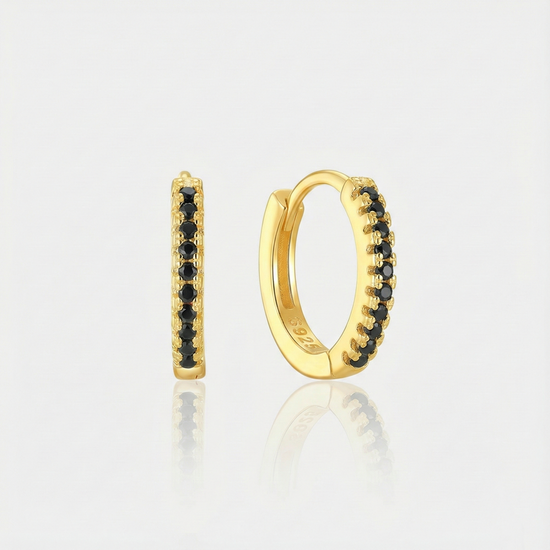 Theresia – Zlaté náušnice s jemným zakřivením.