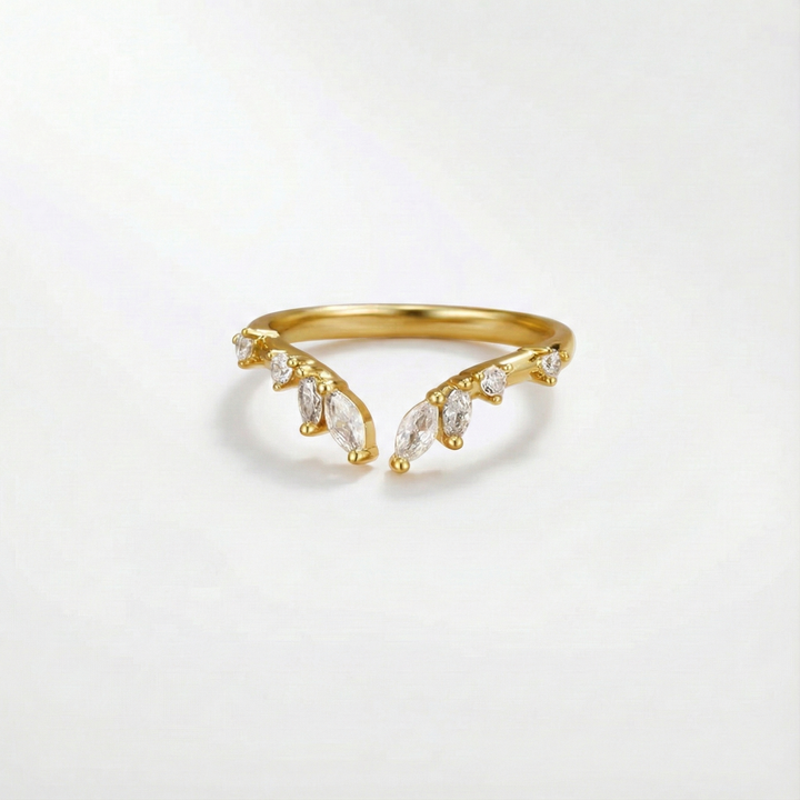 Johana – Zlacený prsten s otevřenou, zakřivenou formou.