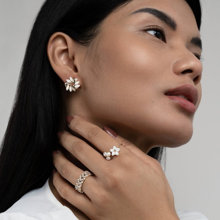 Emilie – Zlaté náušnice s květinovým detailem.