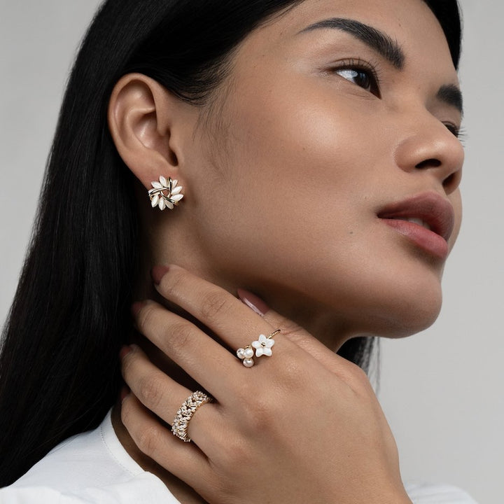 Flora – Stříbrné náušnice ve tvaru květu.