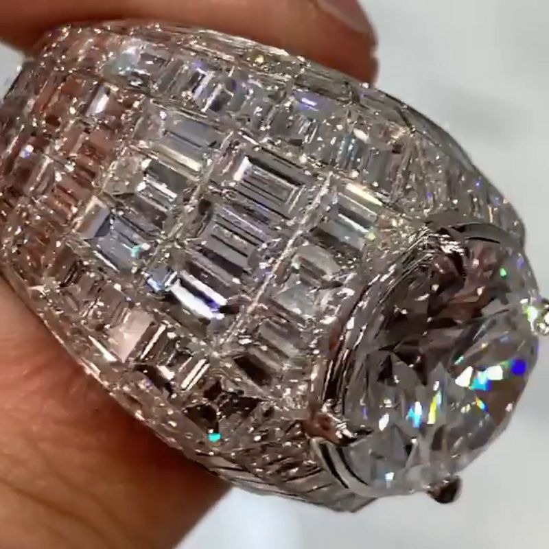 Anna-Lena – Stříbrný diamantový prsten s kulatým brusem.