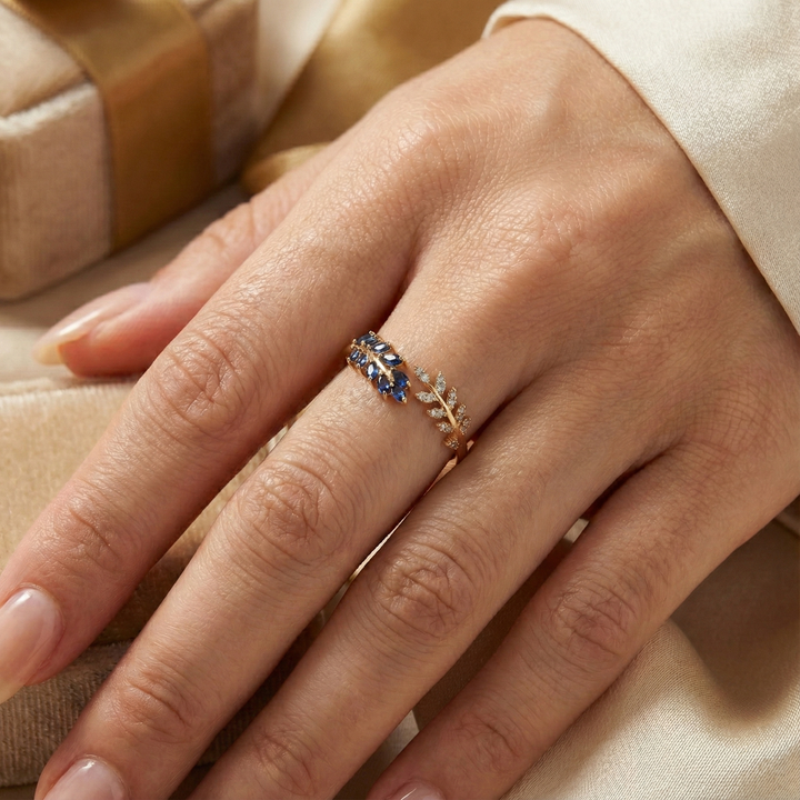 Aurelie – Prsten z červeného zlata s modrým kamenem.