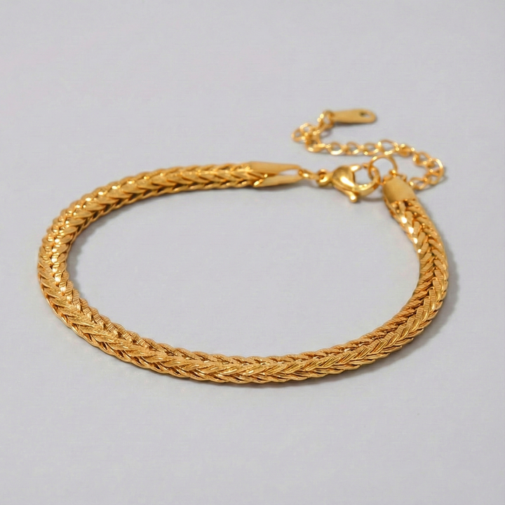 Kateřina – Jemný zlatý náramek s jednoduchým designem.