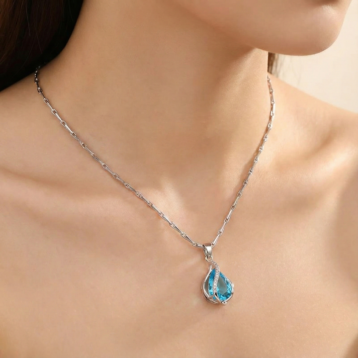 Evelína – Přívěsek ve tvaru kapky se safírem.