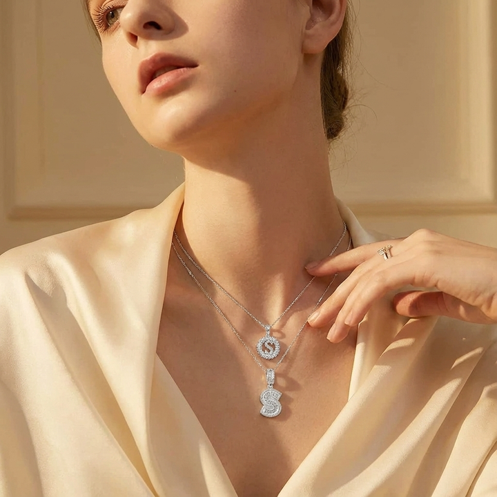 Sada náhrdelníků s iniciály z moissanitu