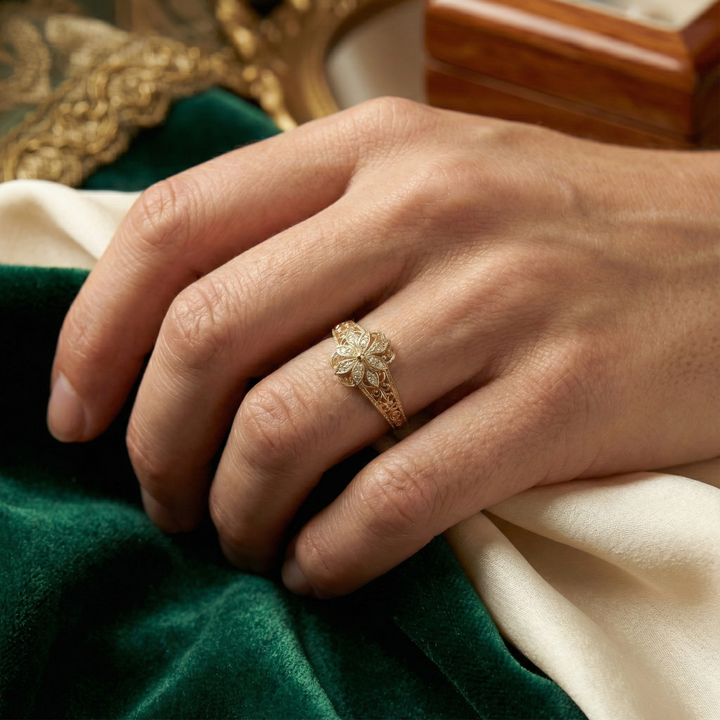 Daniela - Zlatý prsten s exotickým květinovým motivem zirkonů