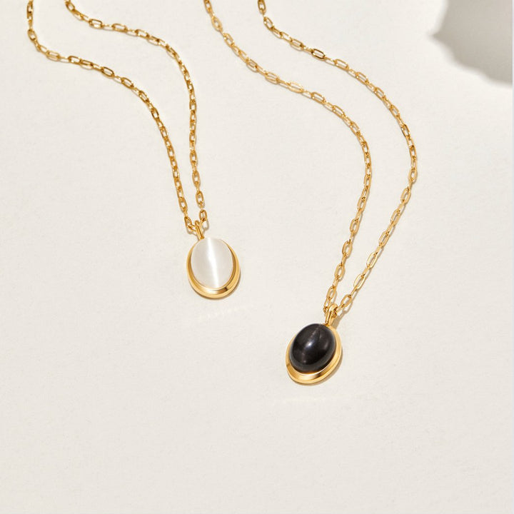 Veronika – Zlatý dvojitý náhrdelník s černými akcenty.
