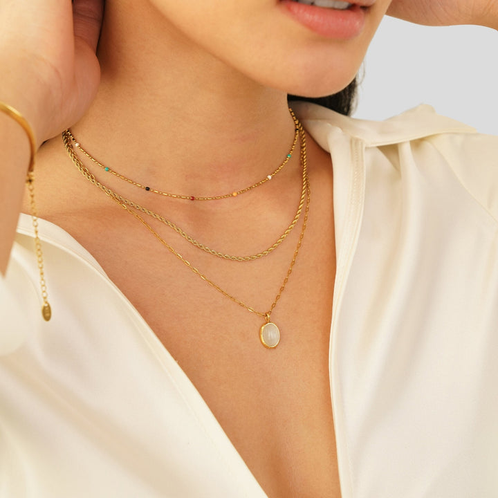 Veronika – Zlatý dvojitý náhrdelník s černými akcenty.