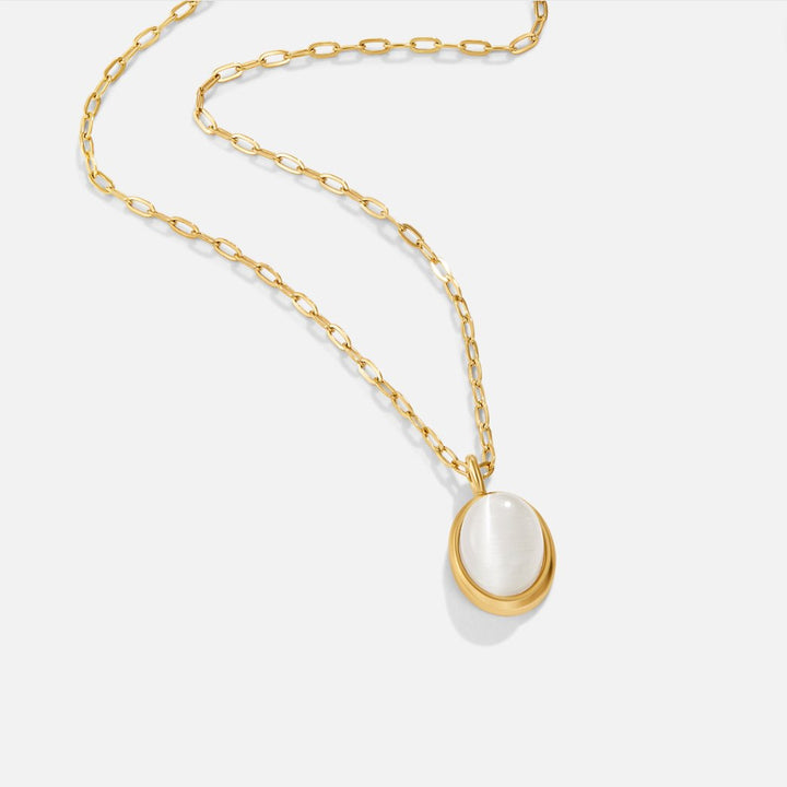 Veronika – Zlatý dvojitý náhrdelník s černými akcenty.