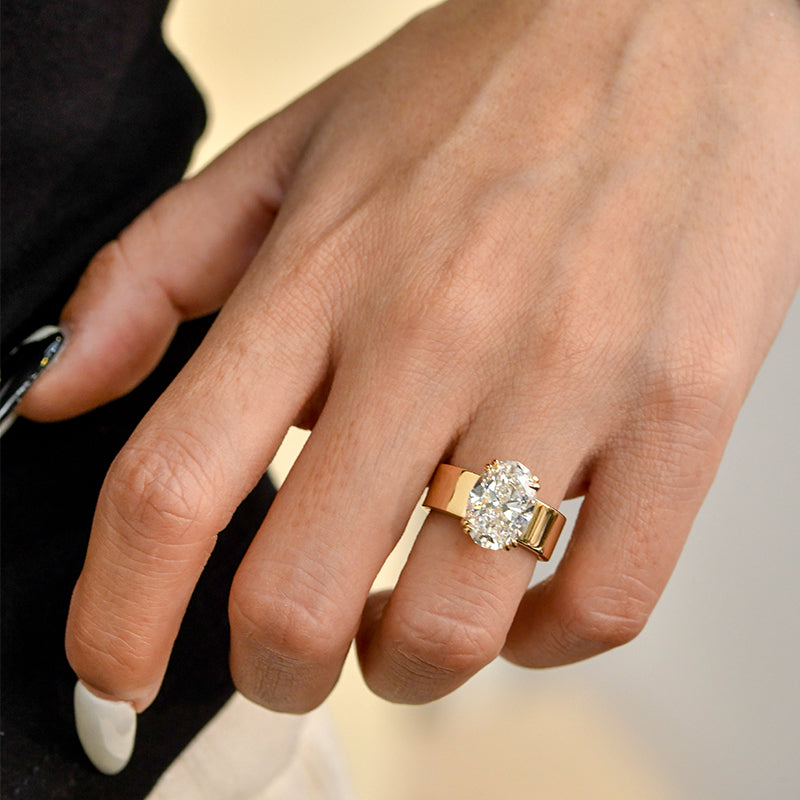 Lara – Solitaire prsten s kulatým kamenem ve zlatém provedení.