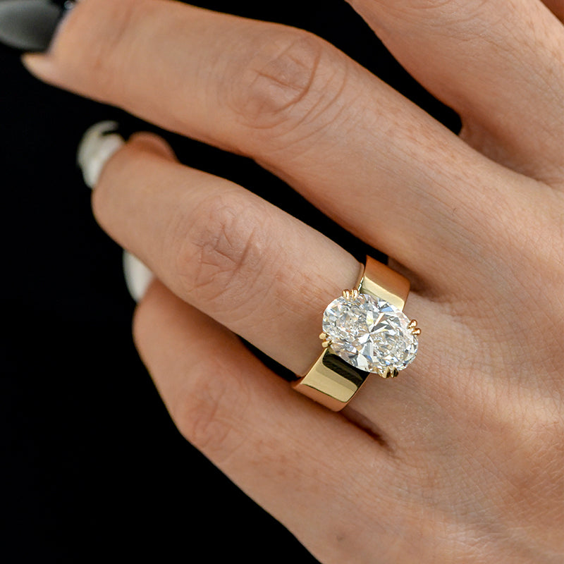 Lara – Solitaire prsten s kulatým kamenem ve zlatém provedení.