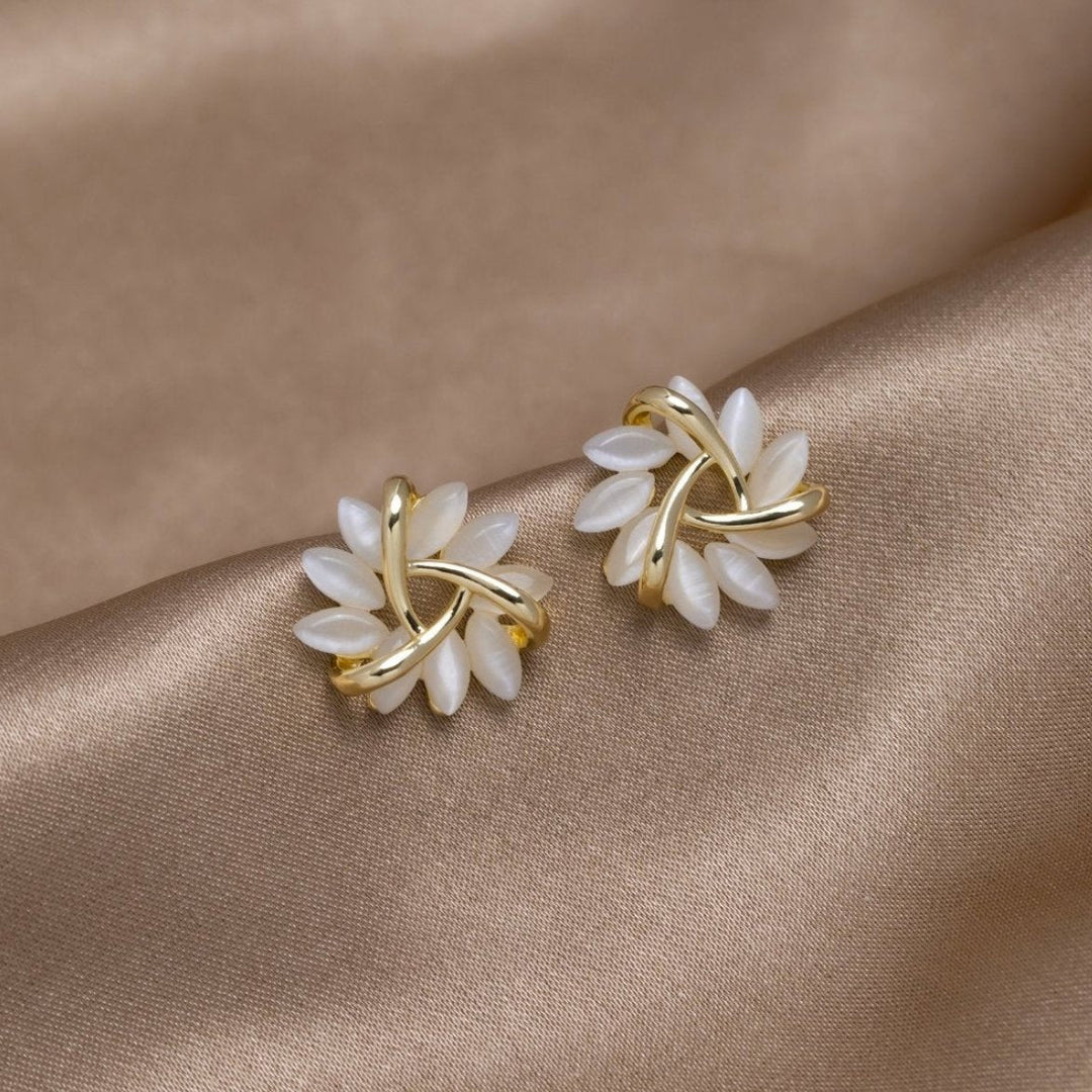 Karolína – Zlaté náušnice s geometrickým mixem.