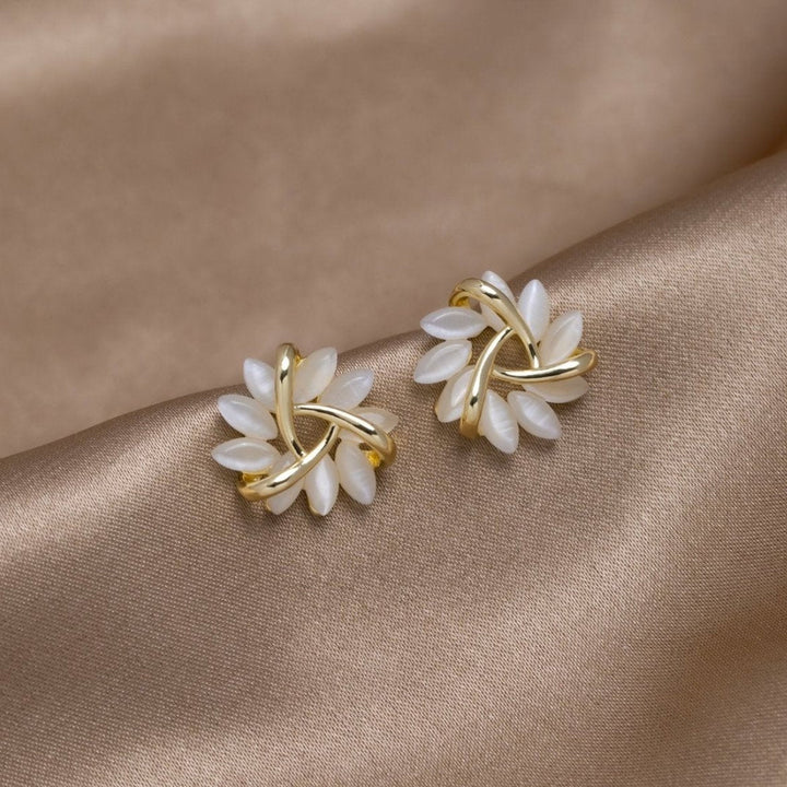 Karolína – Zlaté náušnice s geometrickým mixem.