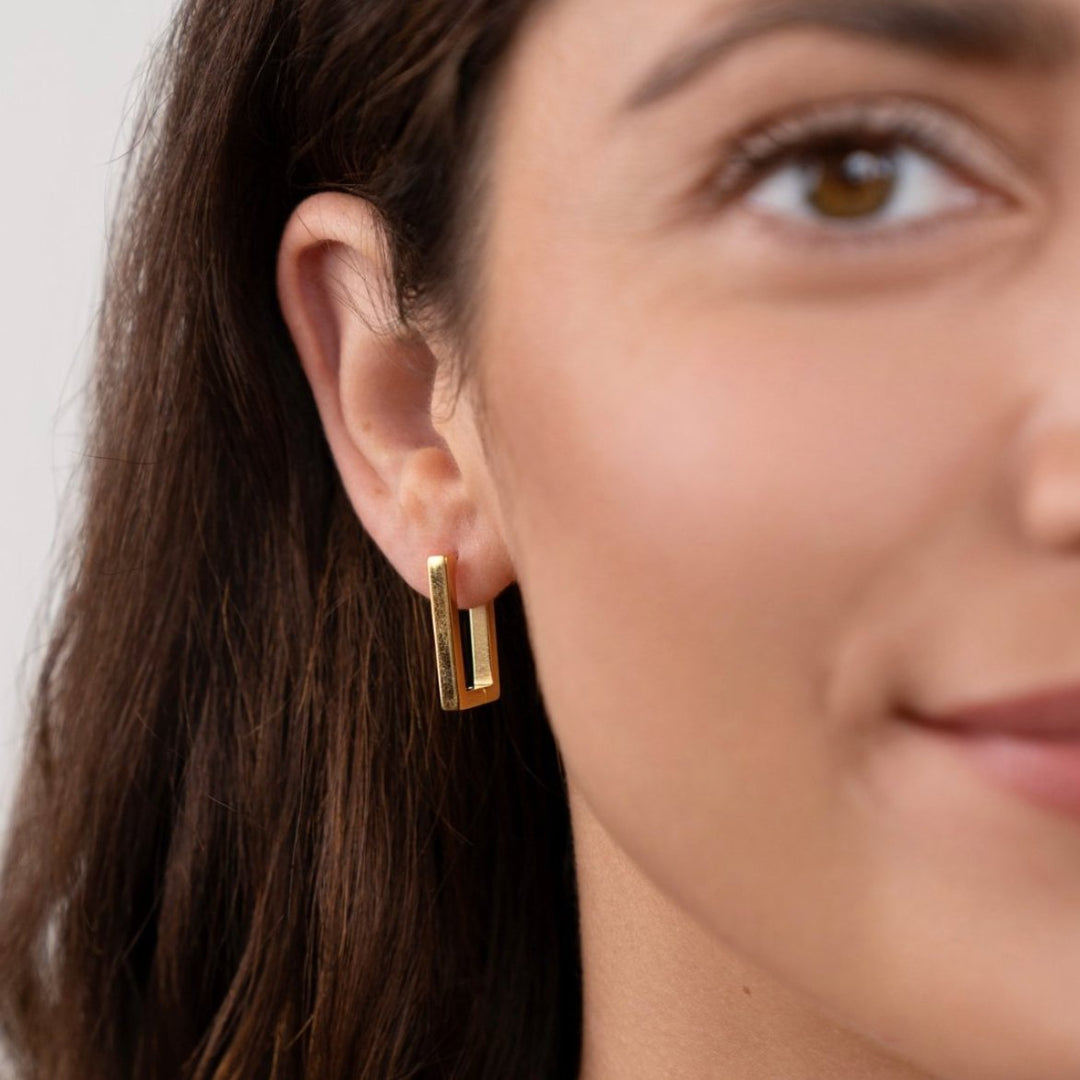 Karolína – Zlaté náušnice s geometrickým mixem.